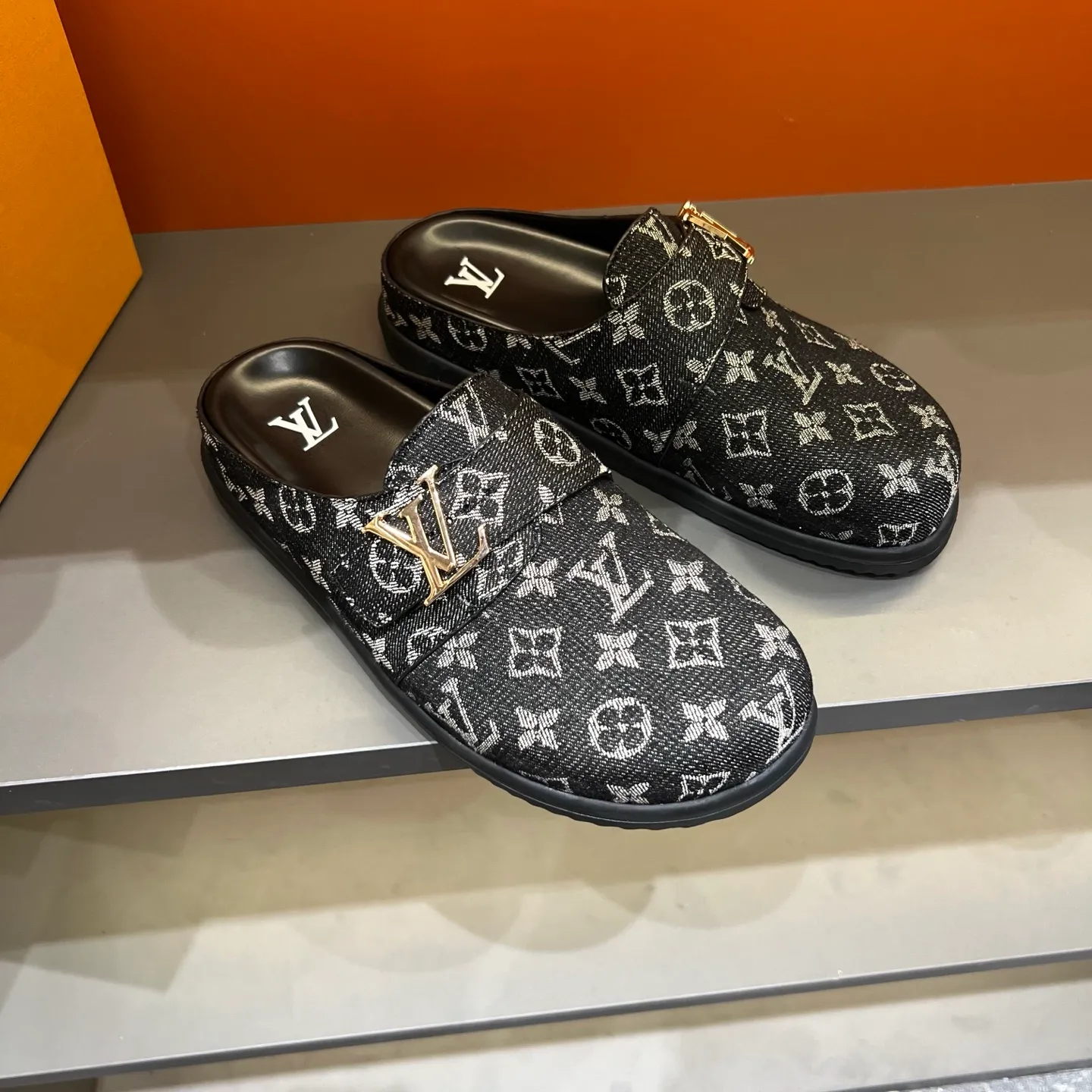 P320, 38-45 LV Easy 2025 new men's casual sandals, made of suede cow leather, with Monogram pattern to highlight the trendy style. Adjustable straps illuminated with LV letters, while a resilient insole and micro outsole provide lightweight comfort. Made of suede cow leather with embossed Monogram pattern and brand element metal hardware✅Adjustable straps➕Tough insole‼ ️Micro outsole. Comfortable and easy to wear‼ ️ P: 320, size: 38-45